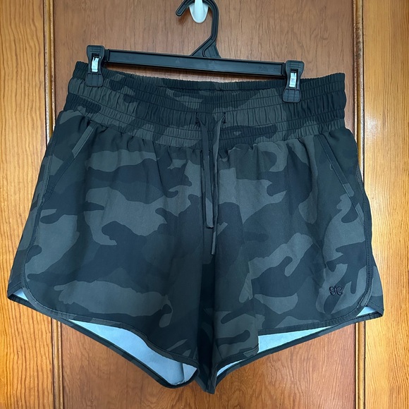 Albion Pants - Albion Lunge women’s camo lined shorts size XL good condition